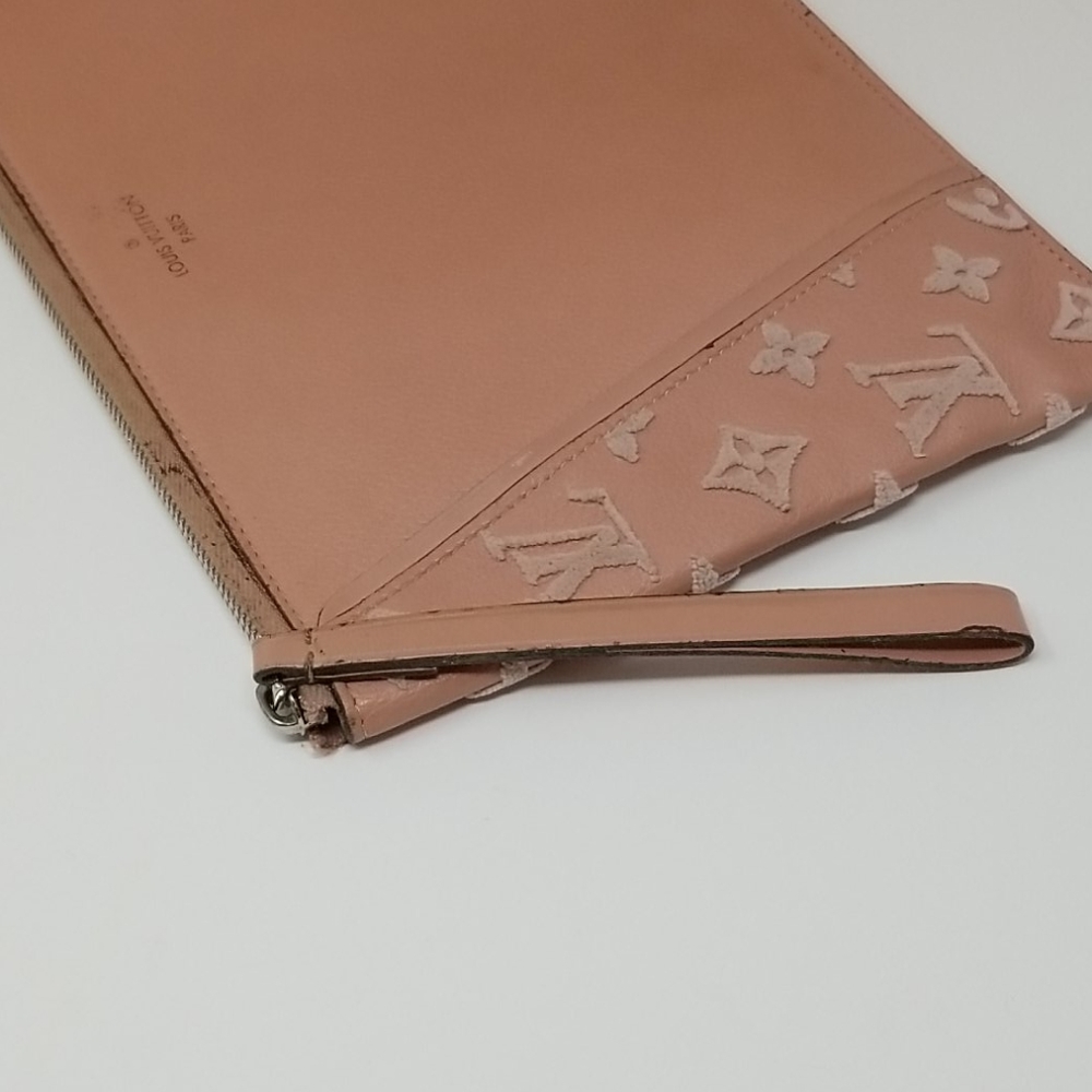 SOLD LV Pochette W MonogramVeau Cachemire in Magnolia - Picture 3 of 12